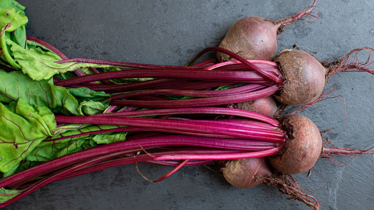 La remolacha está compuesta prácticamente por el 85-90% por agua, lo que lo convierte en una opción vegetal con un contenido calórico bajo.