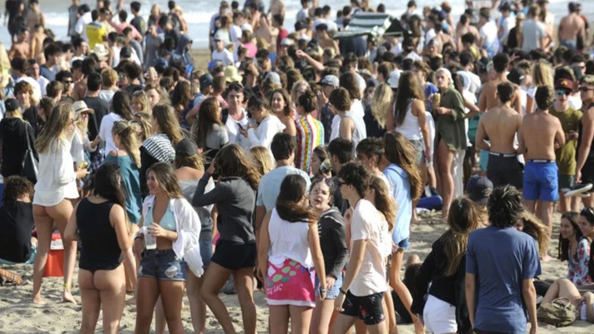 Playas de Pinamar: cientos de jóvenes no respetaban la distancia social ni el uso de barbijos