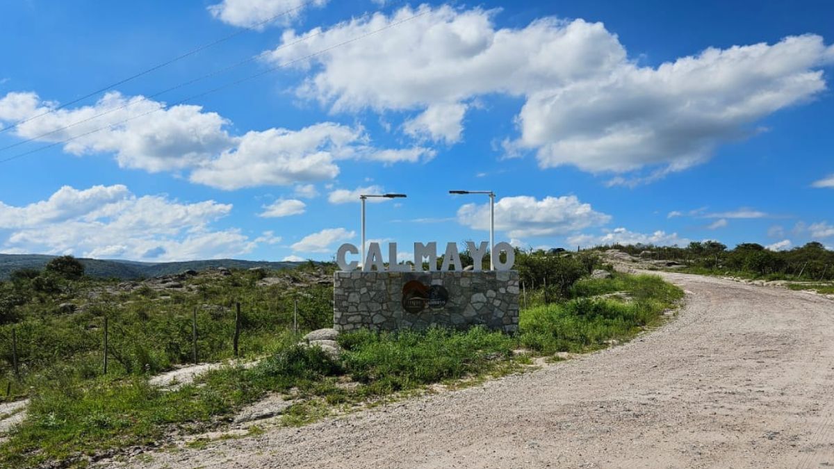 El río que atraviesa Calmayo ofrece un paisaje ideal para disfrutar de la naturaleza y relajarse en familia. El río que atraviesa Calmayo ofrece un paisaje ideal para disfrutar de la naturaleza y relajarse en familia.