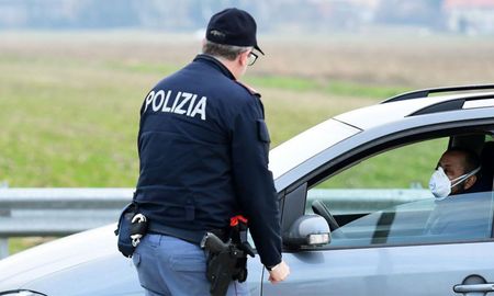 Un policía italiano habla con un hombre a la entrada de Casalpusterlengo, en el epicentro de la epidemia por coronavirus (AFP) Un policía italiano habla con un hombre a la entrada de Casalpusterlengo, en el epicentro de la epidemia por coronavirus (AFP)