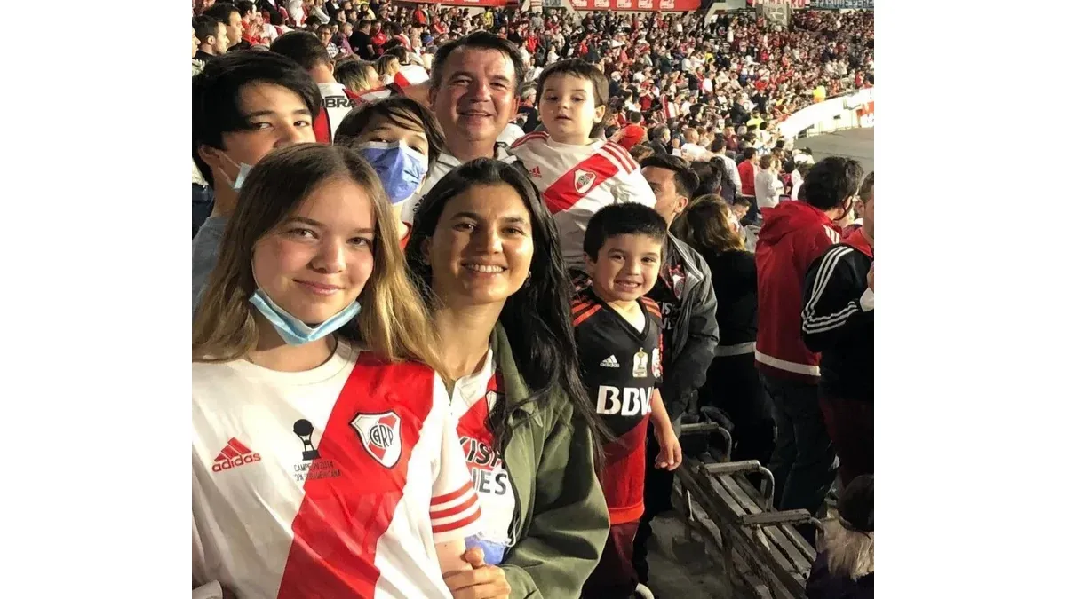 Gastón Recondo junto a su esposa y sus hijos.