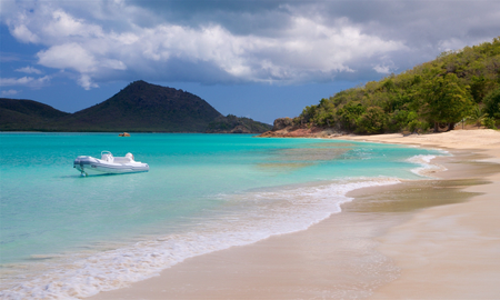 En la pequeña isla caribeña de Barbuda, el Pink Sands Beach Bar recibió a locales —y ocasionalmente a algún turista— durante más de 20 años. En la pequeña isla caribeña de Barbuda, el Pink Sands Beach Bar recibió a locales —y ocasionalmente a algún turista— durante más de 20 años.