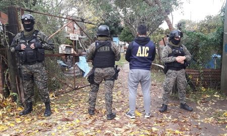 En materia de seguridad, en la futura gestión la clave estará en la reorganización del funcionamiento de las comisarías y el rol de los efectivos policiales, la ley de narcomenudeo y la declaración de la emergencia en seguridad. En materia de seguridad, en la futura gestión la clave estará en la reorganización del funcionamiento de las comisarías y el rol de los efectivos policiales, la ley de narcomenudeo y la declaración de la emergencia en seguridad.