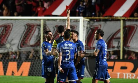 Mauro Luna Diale vio la roja en la media hora del partido entre Unión y Racing, por la Liga Profesional. Mauro Luna Diale vio la roja en la media hora del partido entre Unión y Racing, por la Liga Profesional.