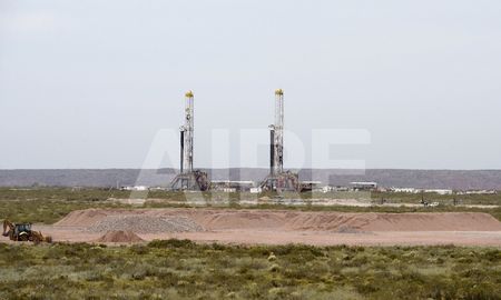 La forma de explotar los combustibles fósiles es a través del fracking. La forma de explotar los combustibles fósiles es a través del fracking.