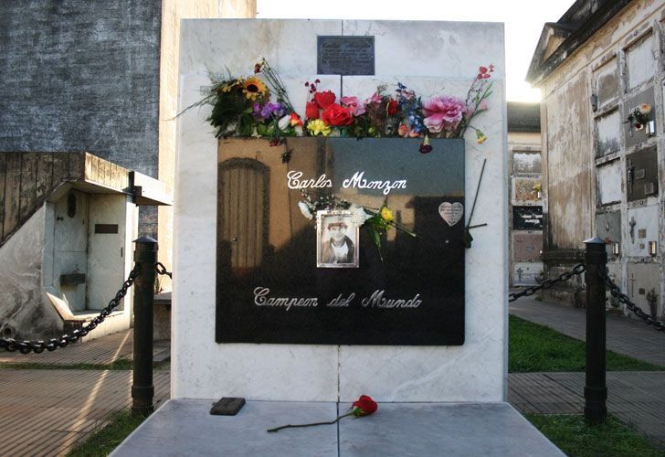 Inicialmente, Escopeta fue inhumado en un nicho pero, un mes después, y cumpliendo el expreso pedido que formulara en vida, su féretro fue depositado en tierra. En la lápida, de mármol blanco y negro, la única inscripción es “Carlos Monzón, campeón del mundo”, con una foto donde está sonriendo, que le tomaron pocos meses antes de su fallecimiento.