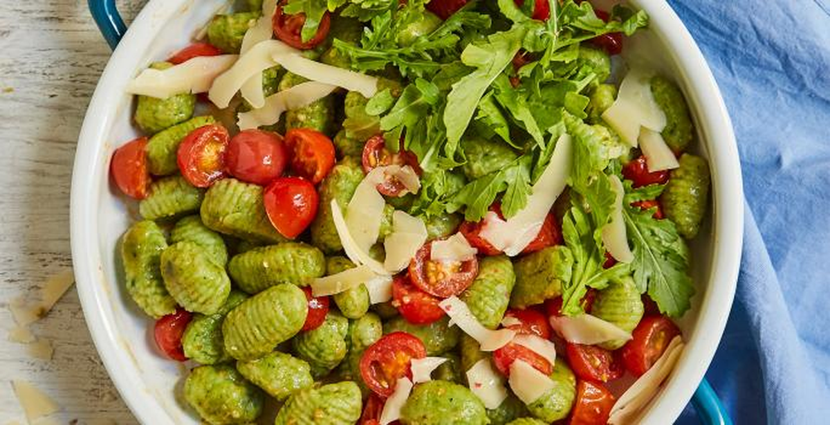 Cómo hacer ñoquis de rúcula con pesto de tomates y aceitunas: la receta de Maru Botana