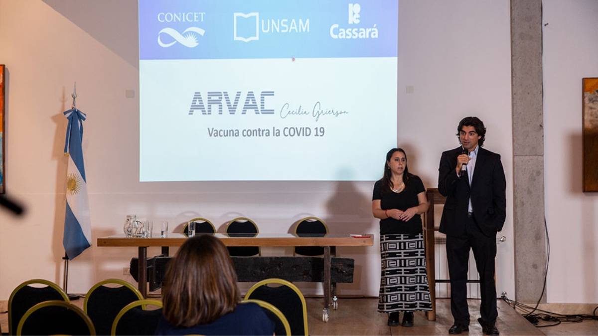 Juliana Cassataro, investigadora del CONICET en la UNSAM, y Jorge Cassará, director comercial del Laboratorio Cassará. 