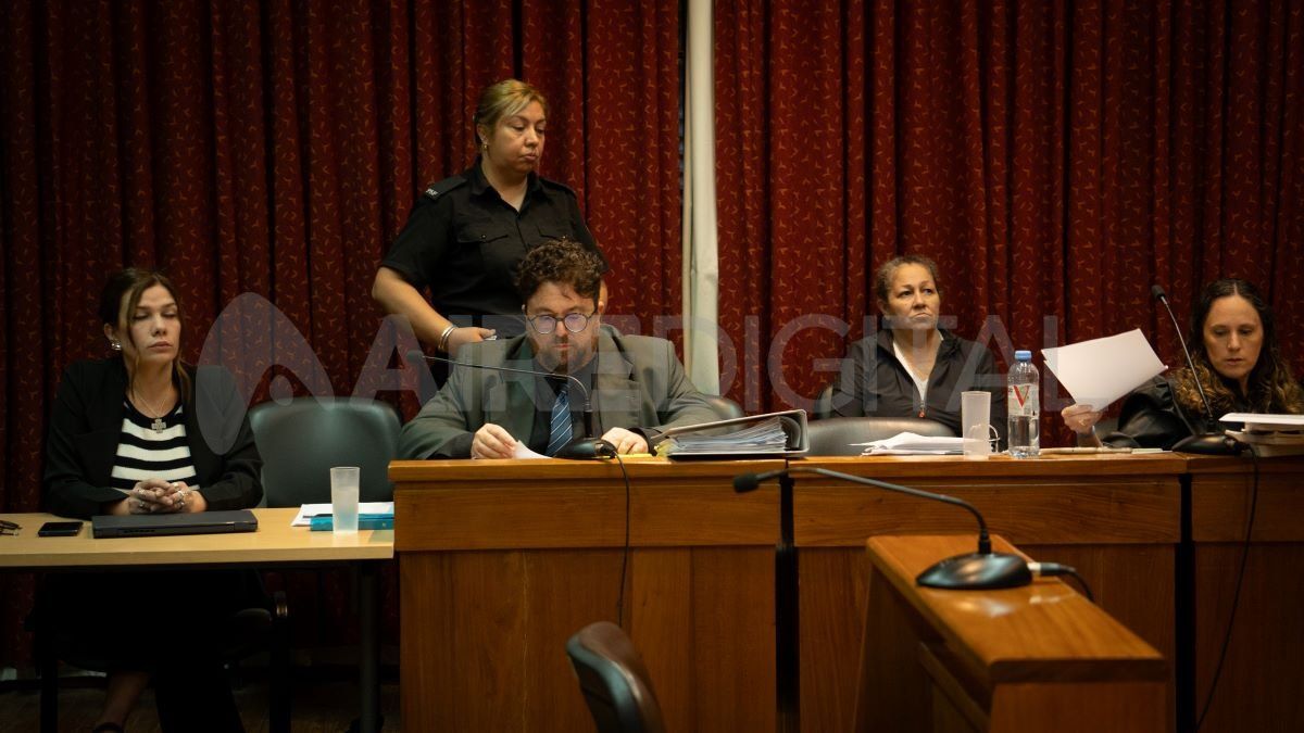 La defensa es representada por tres abogados del Servicio Público. La defensa es representada por tres abogados del Servicio Público.