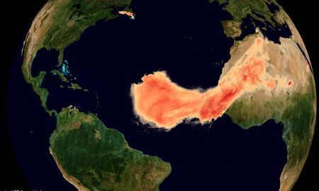Las imágenes muestran cómo la masiva nube de polvo recorrió unos 8.000 kilómetros y llegó hasta el Caribe, América del Sur y Estados Unidos. Las imágenes muestran cómo la masiva nube de polvo recorrió unos 8.000 kilómetros y llegó hasta el Caribe, América del Sur y Estados Unidos.