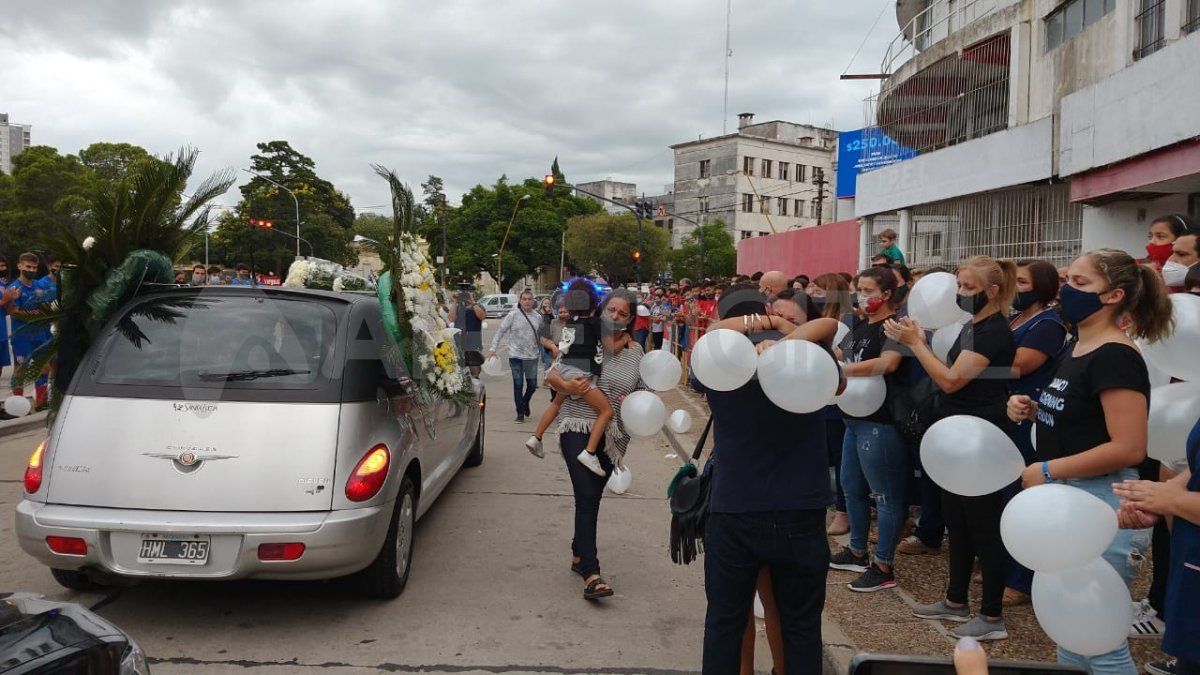 Los familiares, allegados y compañeros de Ignacio Valentín, lo esperan en el Club Unión.