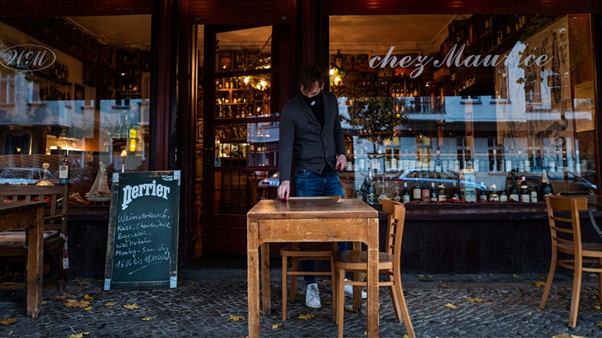 Los locales gastronómicos en Francia pueden ofrecer a partir de este miércoles mesas en sus terrazas con la condición de que en ninguna de ellas haya más de seis comensales