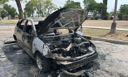 Así quedó el coche, una vez sofocado el incendio. Así quedó el coche, una vez sofocado el incendio.