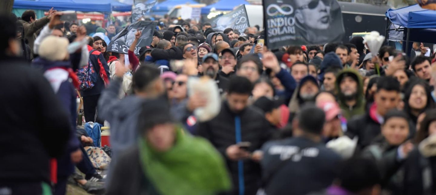 El último adiós al Indio, en fotos: masiva peregrinación hacia Avellaneda Miles de fanáticos del Indio Solari llegaron este domingo a Avellaneda para despedir a su ídolo.