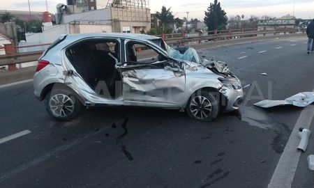 El auto quedó atravesado sobre la bajada del puente hacia avenida Alem y parte de la carrocería enganchada al guardarraíl. El auto quedó atravesado sobre la bajada del puente hacia avenida Alem y parte de la carrocería enganchada al guardarraíl.