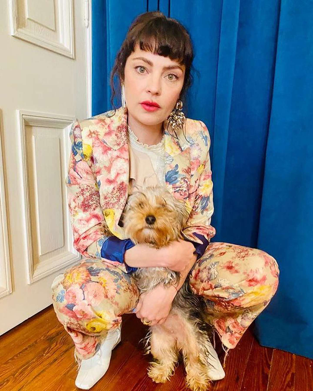 Dolores Fonzi lleva el look flower power al extremo.&nbsp;