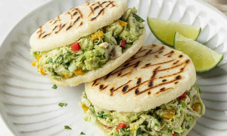 La reina pepiada, también llamada “arepa real”, es sin dudas la más querida de todas. La reina pepiada, también llamada “arepa real”, es sin dudas la más querida de todas.