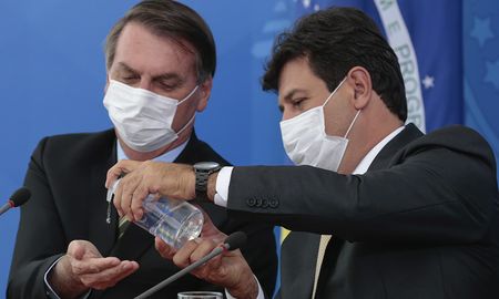 Jair Bolsonaro junto al ministro de Salud, Luiz Henrique Mandetta. Jair Bolsonaro junto al ministro de Salud, Luiz Henrique Mandetta.