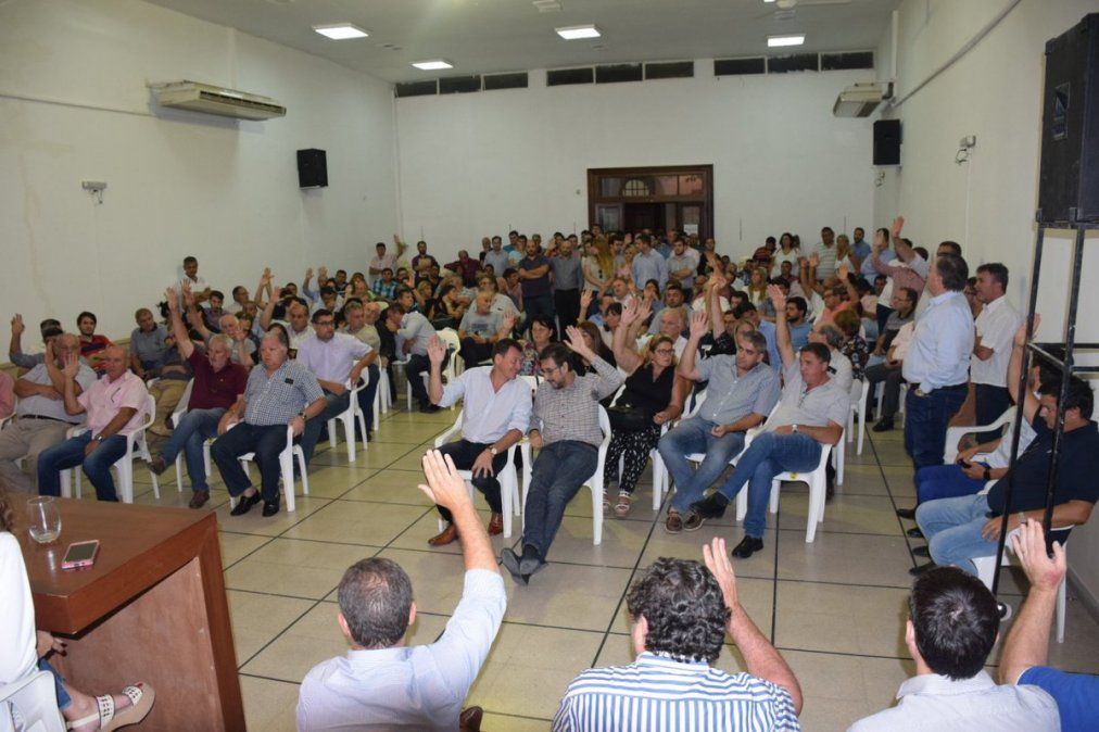 La UCR santafesina definió libertad de acción para integrar frentes y se arriesga a la intervención