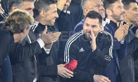 Lionel Messi se presentó en la despedida de Maxi Rodríguez y revolucionó a todo Rosario. Lionel Messi se presentó en la despedida de Maxi Rodríguez y revolucionó a todo Rosario.
