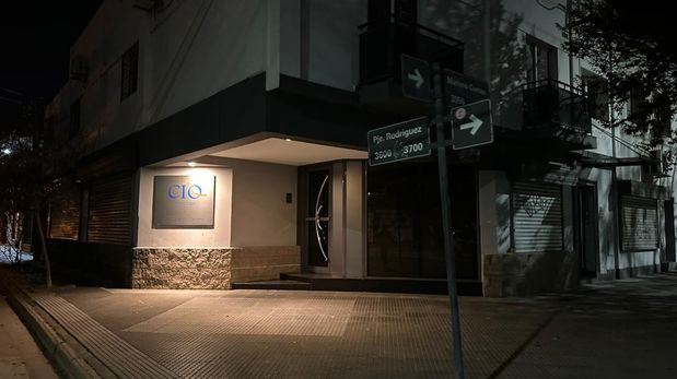La bala atravesó el techo de un consultorio odontológico y cayó en un pasillo interno de la clínica de barrio Mariano Comas.