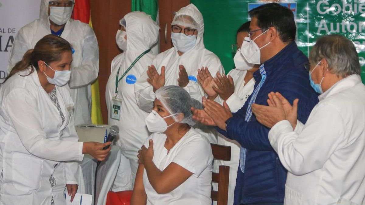 Bolivia comenzó vacunando al personal de la salud. Este jueves comienza el turno del resto de los ciudadanos.