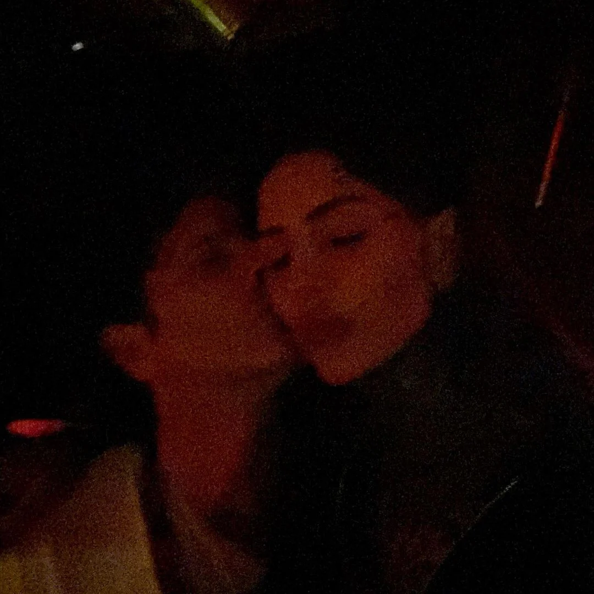 Candelaria Tinelli y Coti, a los besos.