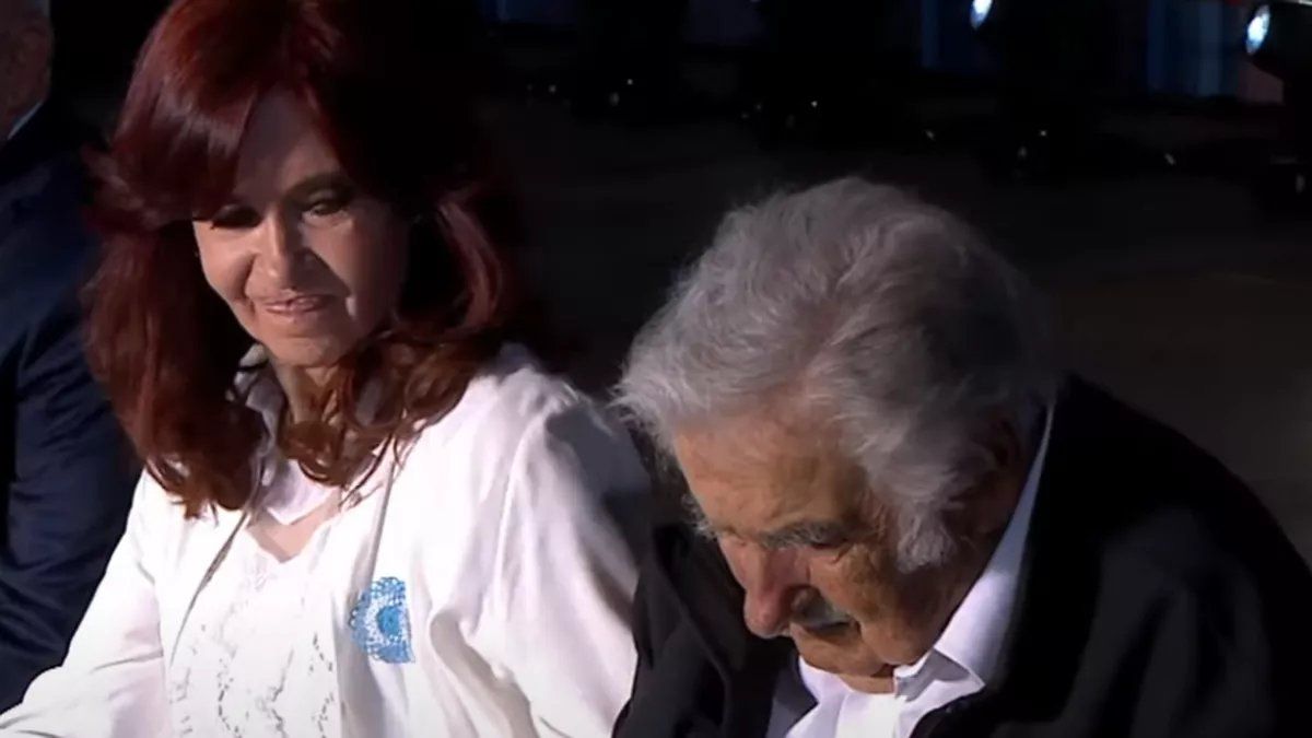 Pepe Mujica se quedó dormido durante el discurso de Alberto y Cristina Kirchner lo tuvo que despertar