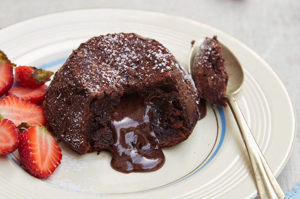 Volc&aacute;n de chocolate con frutos rojos.
