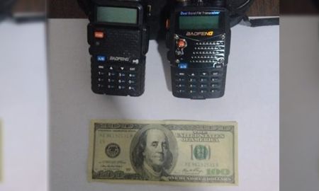 El caso fue advertido por personal de la Brigada Motorizada y terminó con el secuestro de un billete de dólares y dos aparatos que posiblemente serían inhibidores de señal. El caso fue advertido por personal de la Brigada Motorizada y terminó con el secuestro de un billete de dólares y dos aparatos que posiblemente serían inhibidores de señal.