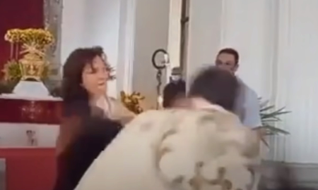 Cacheteó y pateó a un sacerdote en plena misa de Semana Santa: ¿poseída por el diablo? Cacheteó y pateó a un sacerdote en plena misa de Semana Santa: ¿poseída por el diablo?