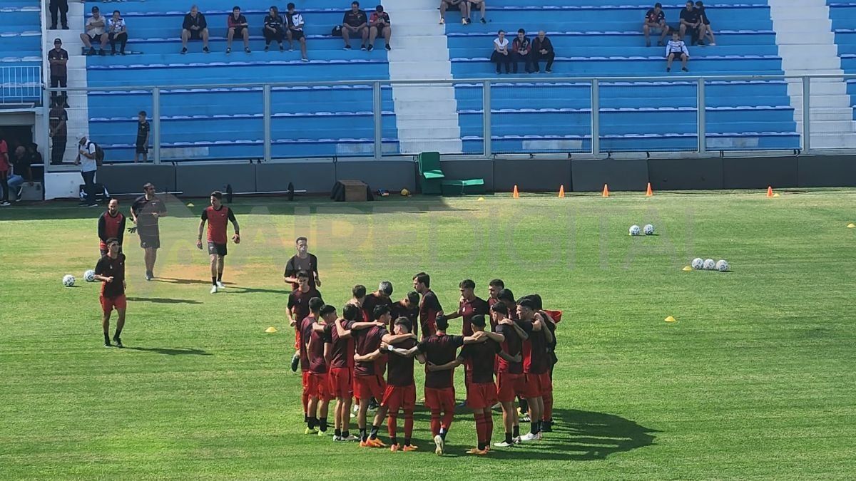 La entrada en calor de los jugadores de Colón previo al partido ante San Martín. 