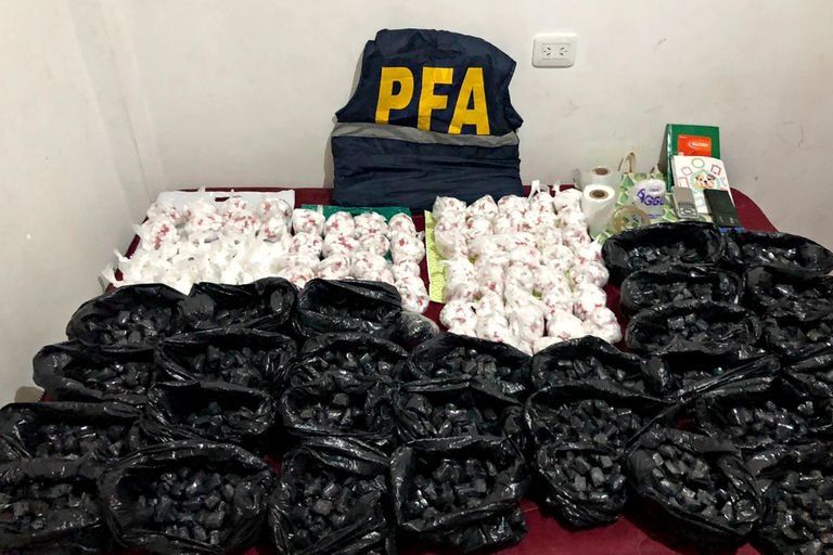 Durante los operativos desplegados se secuestró un arsenal compuesto por un fusil FAL, dos escopetas, dos ametralladoras, una pistola ametralladora, cargadores, municiones, un silenciador, esposas y chalecos antibala. Foto: gentileza