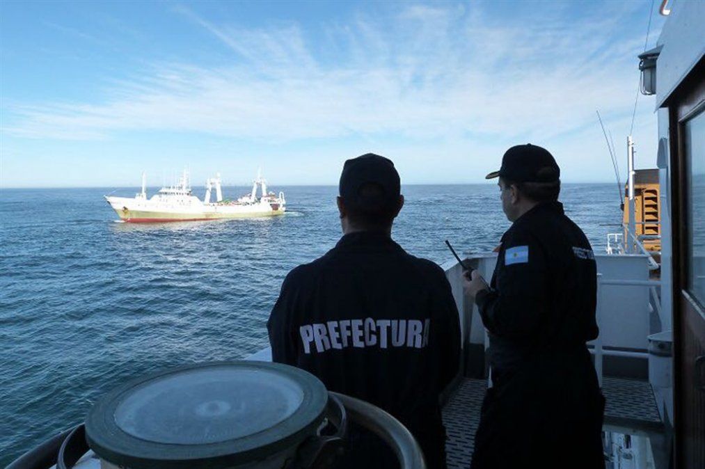 Multan con medio millón de dólares al buque español por pesca ilegal