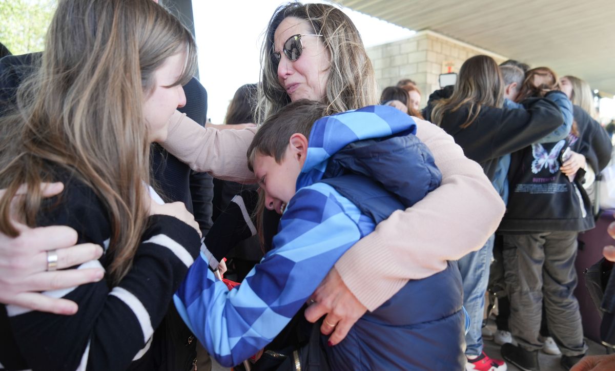 Momentos de mucha emoción se vivieron en Ezeiza este fin de semana cuando llegó el primer vuelo de argentinos repatriados desde Israel. Momentos de mucha emoción se vivieron en Ezeiza este fin de semana cuando llegó el primer vuelo de argentinos repatriados desde Israel.