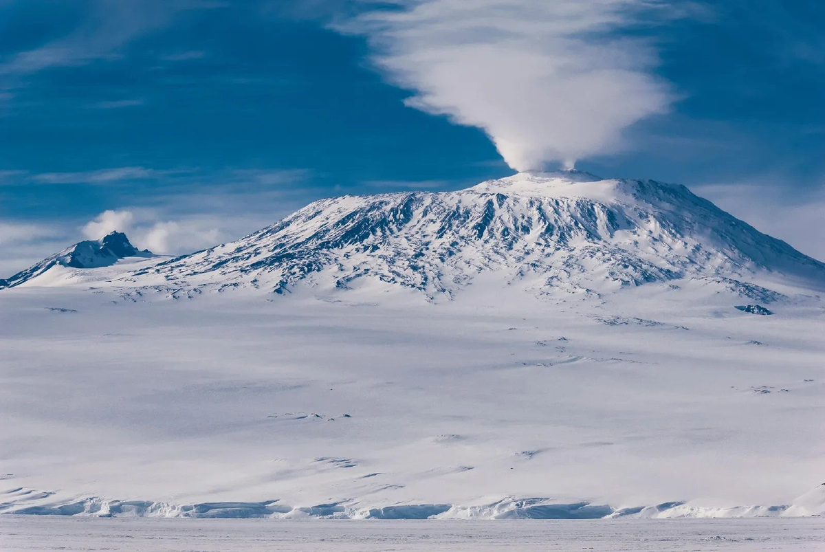 El volcán Erebus expulsa oro todos los días. El volcán Erebus expulsa oro todos los días.