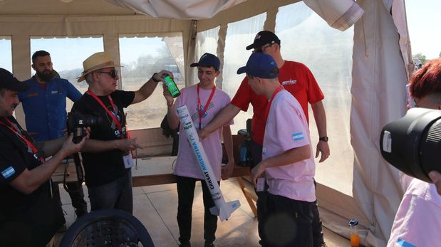 Así lanzaban el mini satélite para detectar microplásticos los alumnos santafesinos de Roldán.