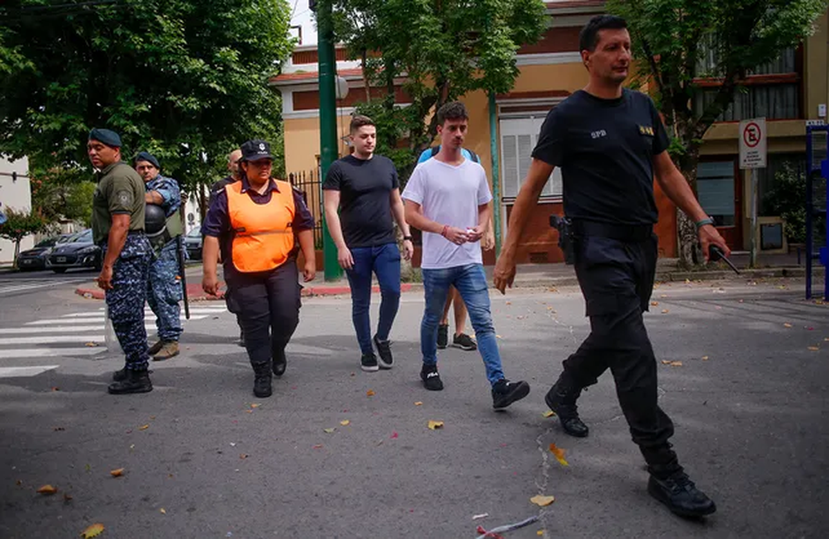 El abogado Fernando Burlando, que representa en el juicio a los padres de Fernando Báez Sosa, el joven asesinado a golpes hace tres años en la ciudad de Villa Gesell, aseguró que la decena de amigos de la víctima que declarará hoy en la segunda audiencia del debate ''son claves'' y no descartó que se les pida a los imputados quitarse los barbijos para una eventual identificación.
