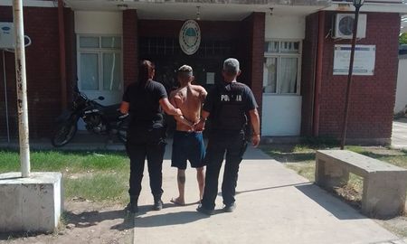 Efectivos de la policía de Santa Fe recapturaron en barrio Santa Rosa de Lima a un evadido de la comisaría 12 de la ciudad de Santo Tomé. Efectivos de la policía de Santa Fe recapturaron en barrio Santa Rosa de Lima a un evadido de la comisaría 12 de la ciudad de Santo Tomé.