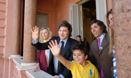Pedro fue al acto por Malvinas con la ilusión de ver a Milei, lo entrevistaron en vivo y terminó saludando desde el balcón de Casa Rosada junto al Presidente.