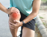 El trabajo progresivo con pesas en los cuádriceps ayuda a absorber los impactos diarios y sostiene la articulación de la rodilla.