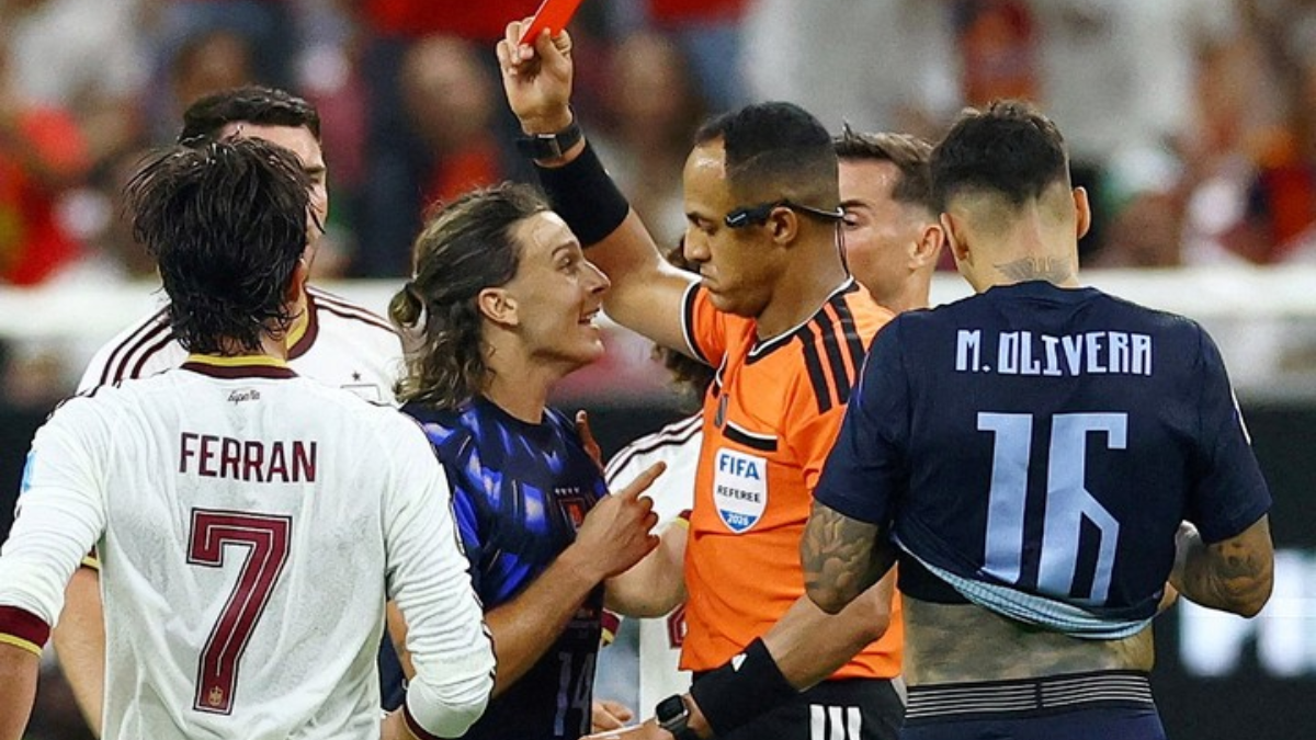 Ismail Elfath muestra la tarjeta roja a Agustín Cannobio durante el partido entre España y Uruguay por el grupo H de la Copa del Mundo. Ismail Elfath muestra la tarjeta roja a Agustín Cannobio durante el partido entre España y Uruguay por el grupo H de la Copa del Mundo.