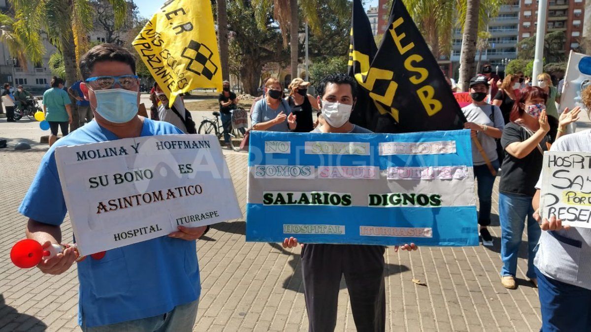 Los profesionales de la Salud reclaman la reapertura de paritarias y rechazan el bono dispuesto por el gobernador de la provincia, Omar Perotti. 
