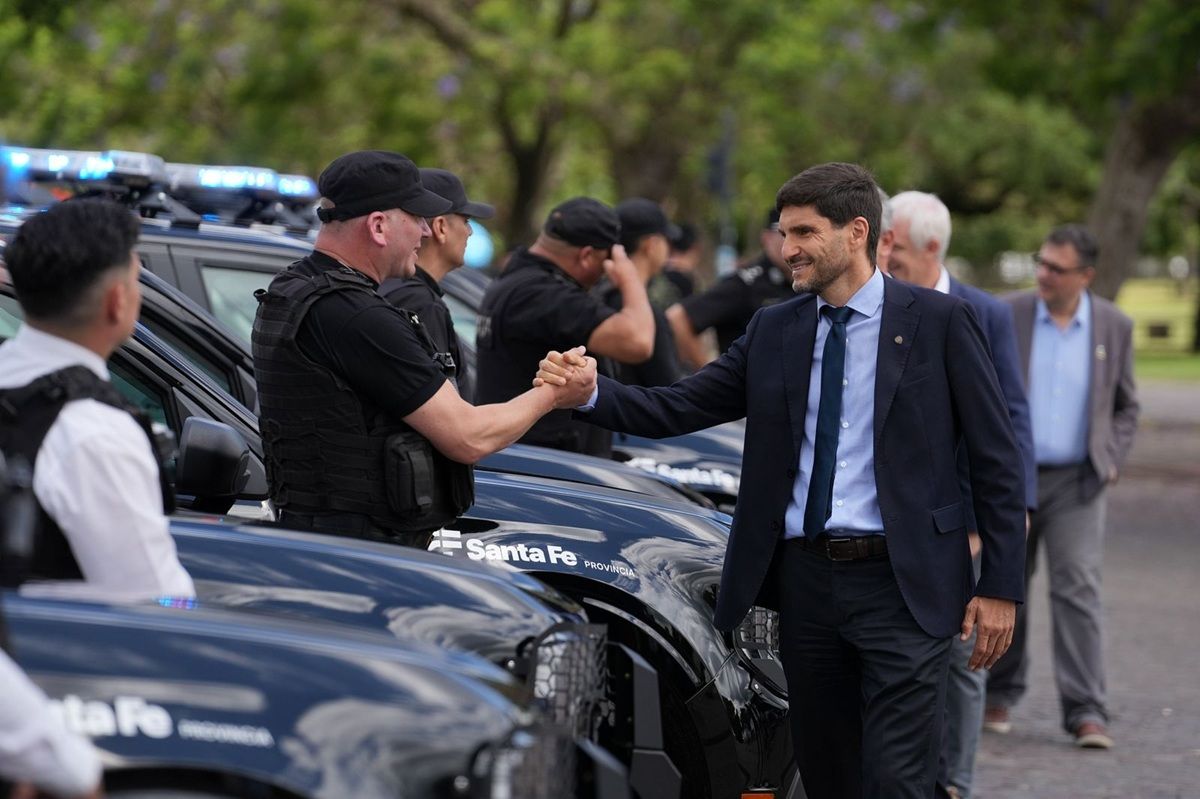 El gobernador Maximiliano Pullaro entregó más camionetas 0 km a la Policía.