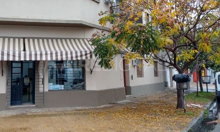 Se cree que los delincuentes ingresaron en horas de la noche para romper la pared. Se cree que los delincuentes ingresaron en horas de la noche para romper la pared.