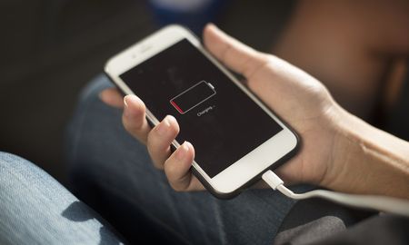 Al convivir con los celulares aprendimos a cuidar su energía. Al convivir con los celulares aprendimos a cuidar su energía.