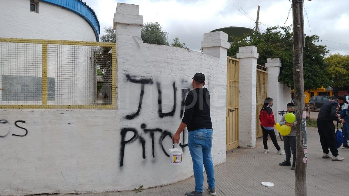 Los padres autoconvocados taparon las pintadas estampadas hace una semana en el frente del Complejo Educativo.
