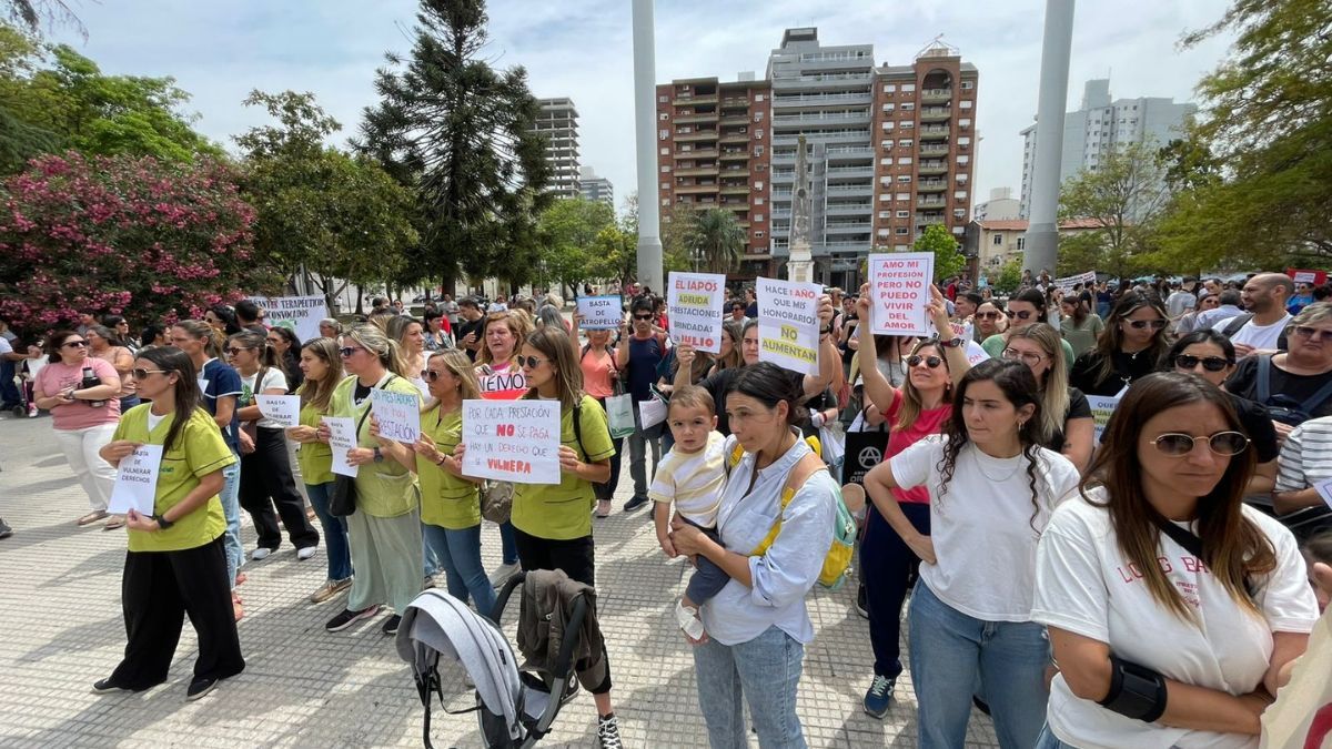 El paro, que reuni&oacute; a cientos de veh&iacute;culos, incluy&oacute; una impresionante caravana de camionetas, tr&aacute;ficos y unidades municipales.&nbsp;