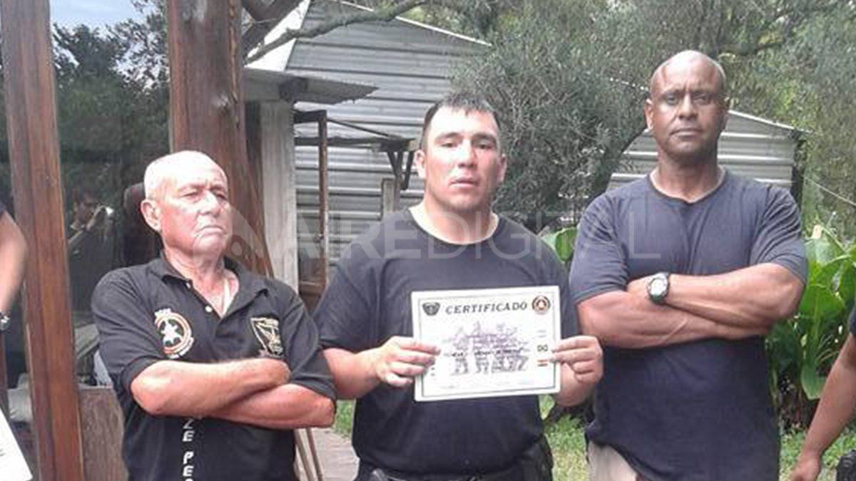 Facundo Solís -en el medio-, ex agente del Servicio Penitenciario de la provincia.