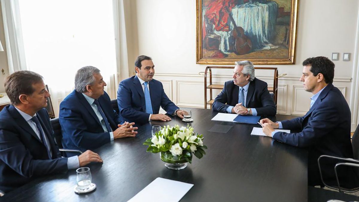 Alberto Fern&aacute;ndez junto a los gobernadores Gustavo Vald&eacute;s
